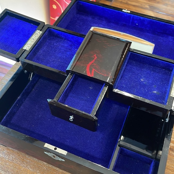 Black lacquer | made in Japan musical jewelry box with key - Picture 6 of 9